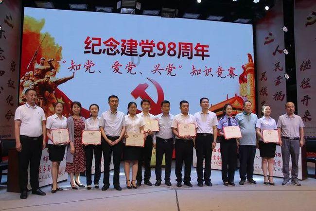 云南昭通市镇雄县山体滑坡抢险救援紧张进行